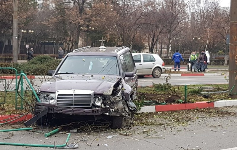 Dric implicat într-un accident, în Ploiești. Coșciugul din mașină mortuară era gol