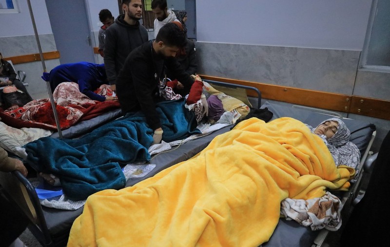 Medicii se luptă să salveze sute de pacienţi după ce Israelul a ordonat evacuarea unui spital din nordul Fâșiei Gaza: „Aproape imposibil”