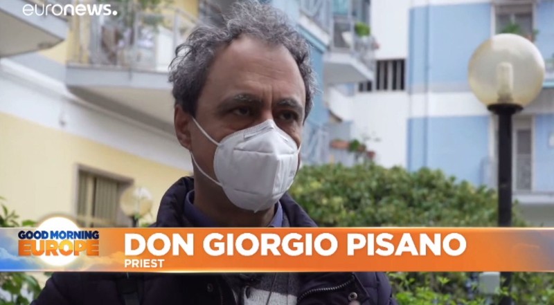 Don Giorgio Pisano aduce biserica acasă la enoriași FOTO: Euronews
