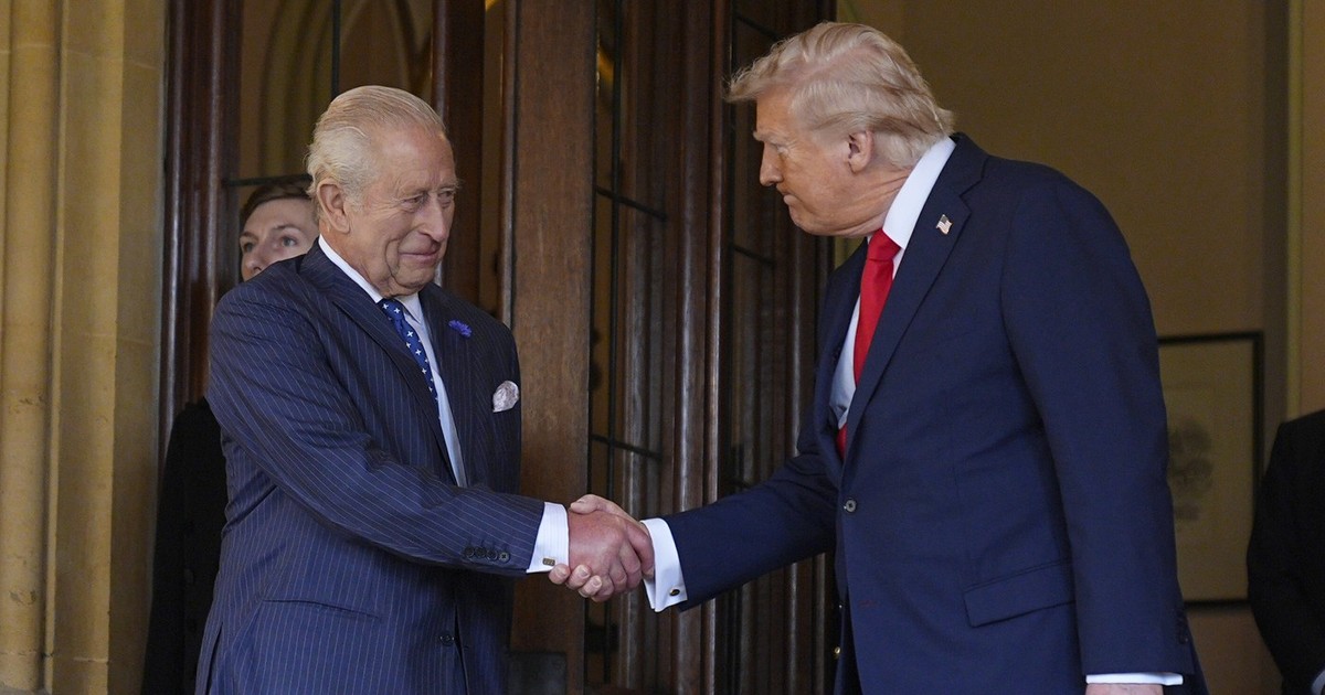 Regele Charles (stânga) și Donald Trump își strâng mâna la Castelul Windsor Foto: Profimedia
