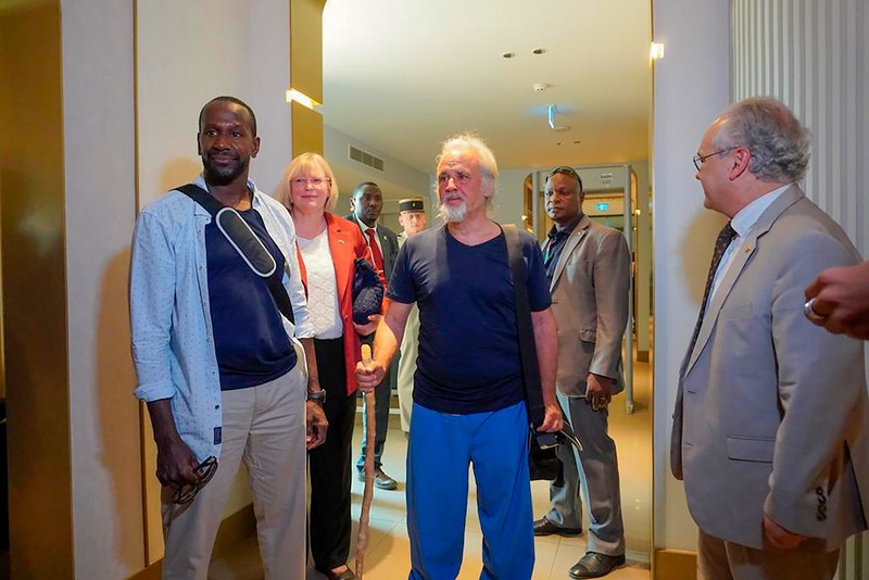 Jurnalistul francez Olivier Dubois, stânga și americanul Jeffrey Woodke, centru, sosesc la aeroportul Niamey, Niger, după eliberare, pe 20 martie 2022. Foto: Profimedia