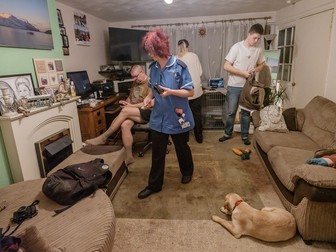 Camelia, Cătălin, Andrei și Ioana dimineața, în livingul familiei, în timp ce toți se pregătesc de plecare. Rugby, UK