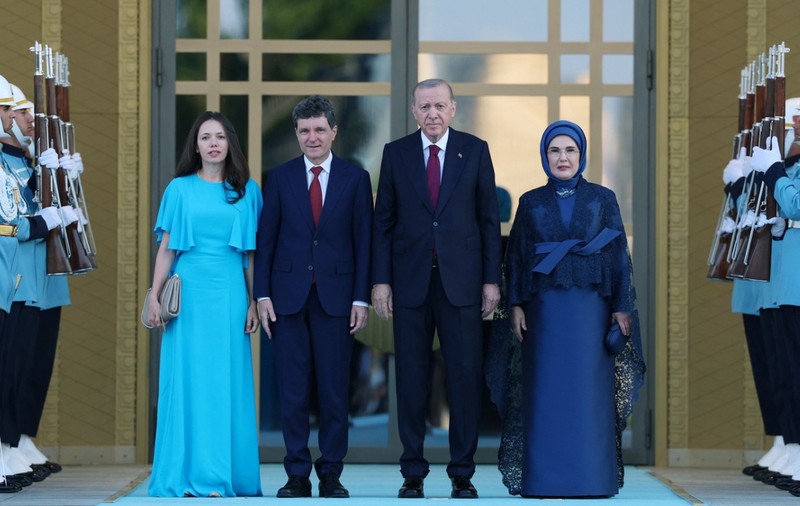 Gestul făcut de Nicușor Dan la întâlnirea cu Recep Tayyip Erdoğan și Emine Erdoğan. Ce s-a întâmplat chiar înaintea fotografiei oficiale