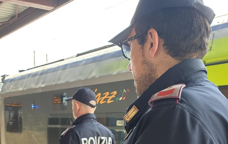 Un român care și-a pierdut rucsacul pe un peron de gară, în Italia, a fost arestat pe loc de polițiștii care l-au văzut cum îl căuta