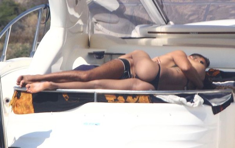 Foto | Nina Moric, preludiu pe yacht?