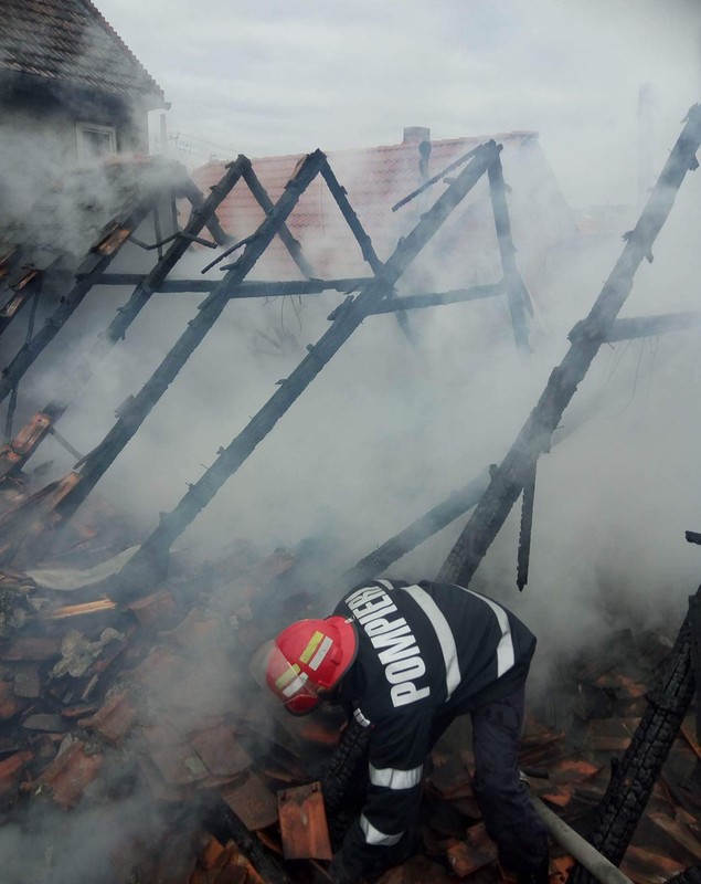 Incendiu violent la Caransebeș! Un scurt-circuit a produs panică FOTO&VIDEO