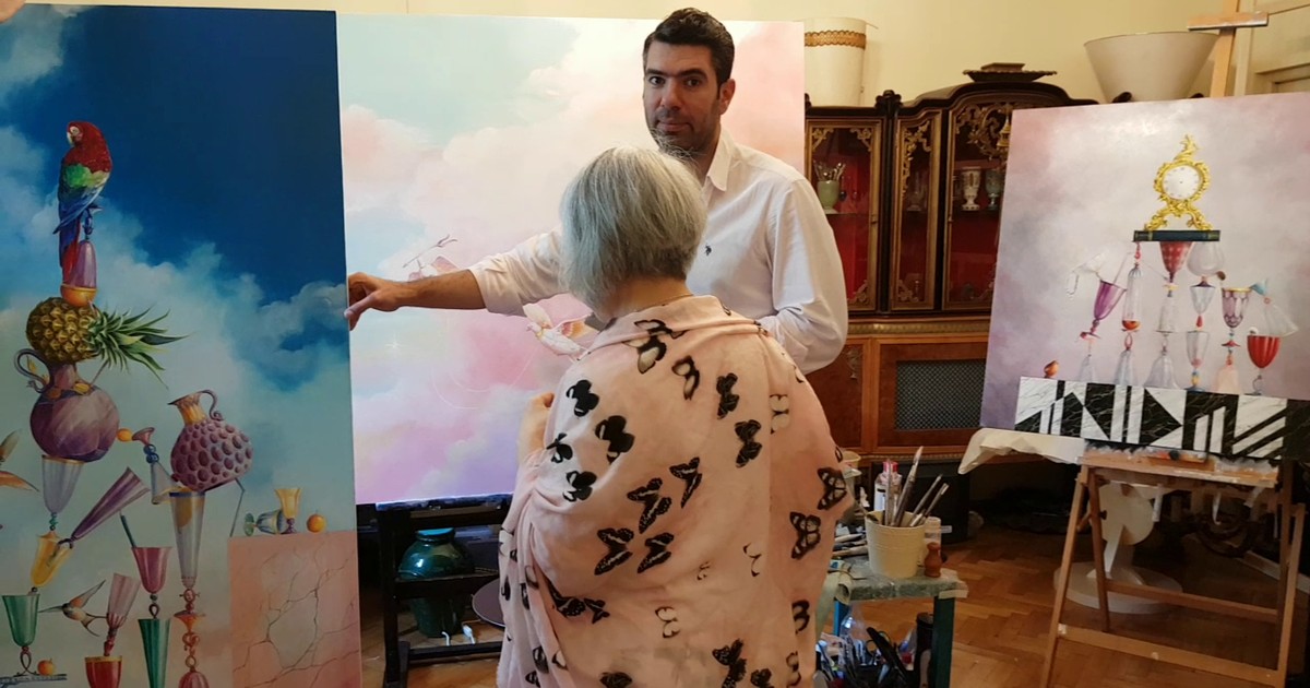 Hamid-Nicola Katrib, în atelierul său de pictură, îi prezintă câteva dintre lucrări Victoriei Yung-Chih Lu, una dintre cele mai cunoscute critice de artă la nivel mondial