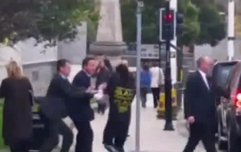 Premierul britanic David Cameron, atacat de un trecător pe stradă | VIDEO