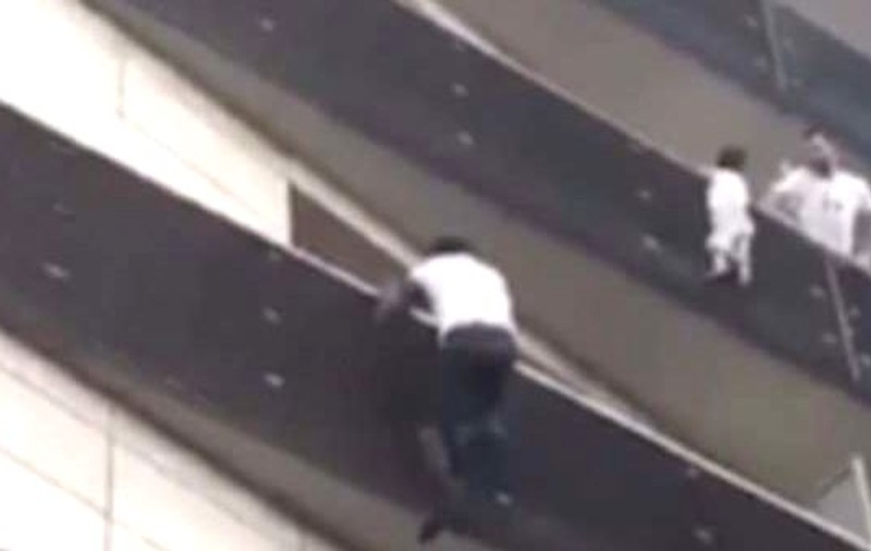 Tatăl copilului salvat de pe balcon de un imigrant a fost arestat. El era afară jucând Pokemon Go în timp ce copilul lui era în pericol