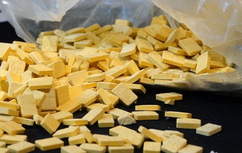 Un bărbat a fost prins în flagrant cu 304 comprimate de ecstasy