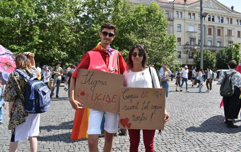 „Pe Dumnezeu nu pot să pun mâna, pe fiul meu, da”. Lecția iubirii necondiționate a unei mame din Bistrița pentru fiul ei gay