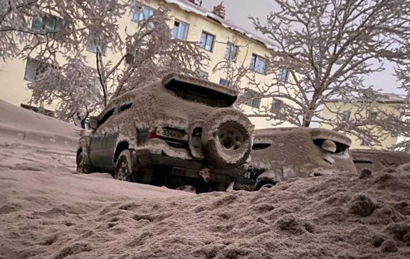 Imagini apocaliptice filmate după ce a erupt vulcanul Shiveluch, în Kamceatka. Norul de cenușă a ajuns la 500 km distanță