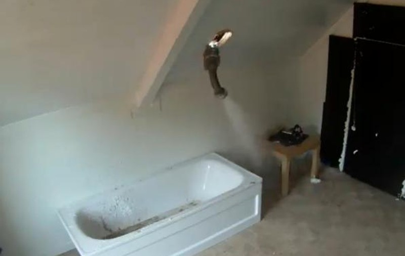Cel mai dement experiment! Au vrut să vadă dacă o cameră de la etaj poate fi umplută complet cu apă. Rezultatul... | VIDEO