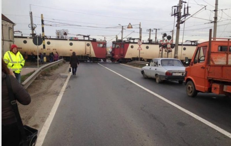 Trafic rutier blocat pe DN 1D, în Prahova, de o locomotivă care s-a defectat în dreptul barierelor