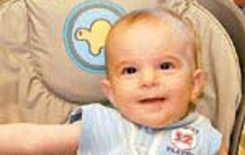 Baietelul lui Adrian Enache si al Iulianei Marciuc, vedeta la doar sase luni
