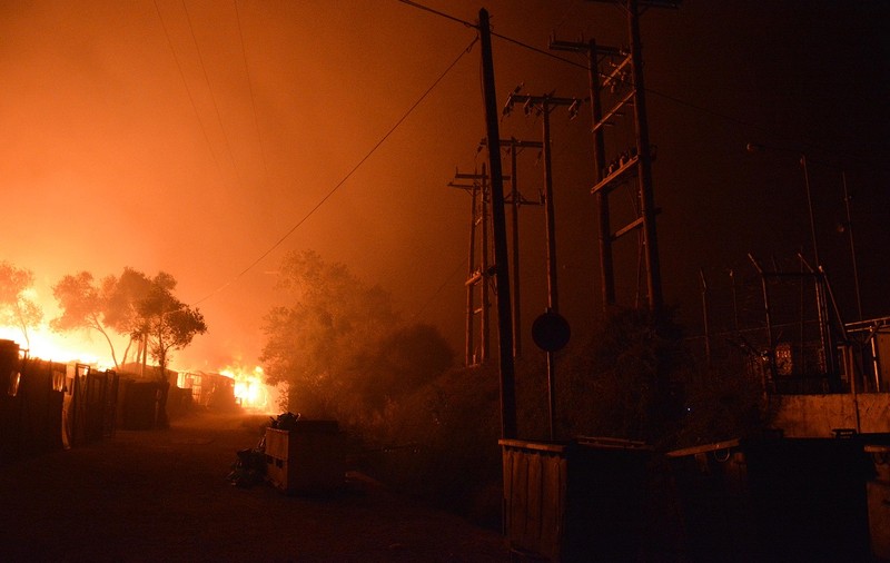 VIDEO |  Incendiu puternic la cea mai mare tabără de refugiați din Grecia. Mii de oameni au fost evacuați