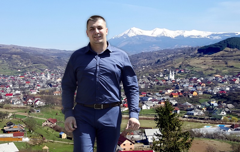 La 24 de ani, un maramureșean vrea să candideze la primărie și să schimbe destinul orașului natal: „Rămân în țară orice s-ar întâmpla”.  Tânărul candidat promite „în primul rând, apă potabilă și drumuri”