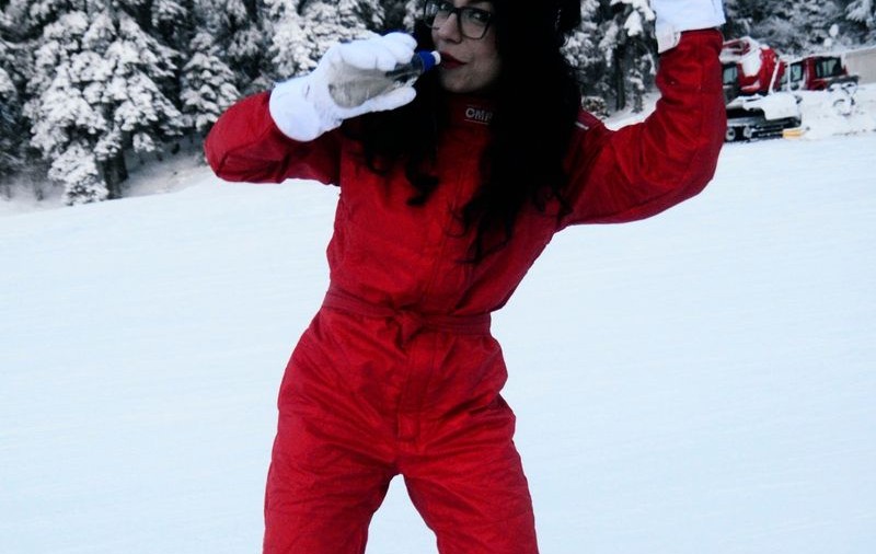 DJ Wanda, ce-ți mai place pălinca! Uite cum se încălzește pe pârtia de snowboard | FOTO