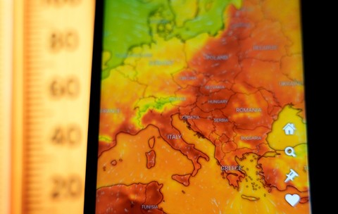 O hartă meteo a Europei, unele dintre zone sunt marcate cu roșu sau portocaliu, indicând astfel țările în care este caniculă