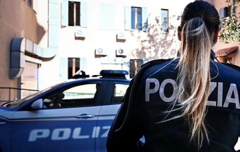 Un șofer de TIR care dormea în cabină, trezit de o polițistă care tocmai fusese violată, în portul Napoli: „Avea un pistol în mână”