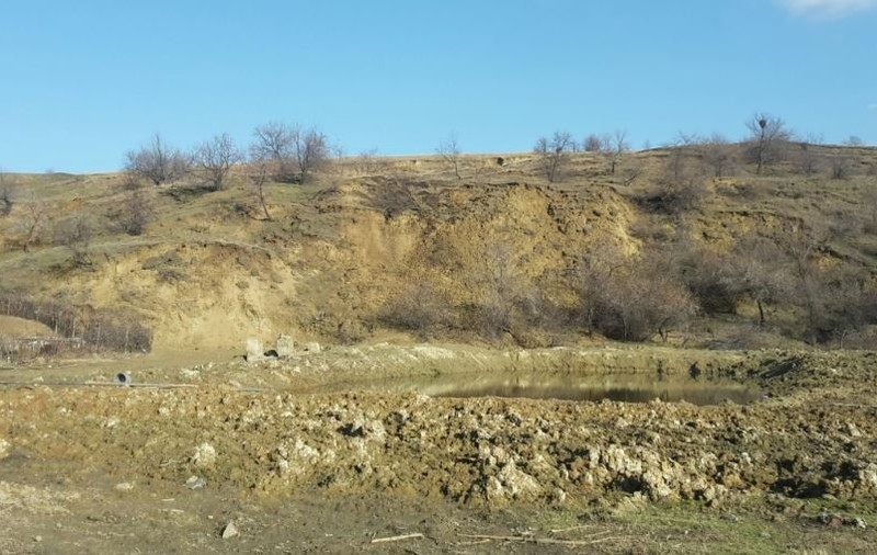 O alunecare de teren a afectat satul Izvoarele, județul Galați. O stână cu 250 de oi a fost deja evacuată