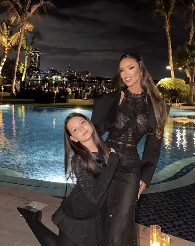Cum a apărut Bianca Drăgușanu cu fetița ei de Revelion, în Dubai. Au schimbat rapid rochiile elegante cu costumele de baie