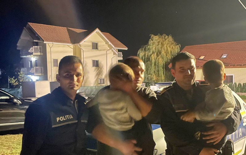 Gemenii rătăciţi pe marginea unui drum din Mehedinţi, găsiţi de un jandarm aflat în timpul liber