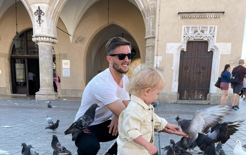 REPORTAJ. „La noi te duci la magazin și nu știi pe ce ai dat 300 de lei. Aici umpli coșul de banii ăștia”. Mutat de șapte ani în Polonia, un român cunoscut explică de ce nu ar vrea să mai revină acasă
