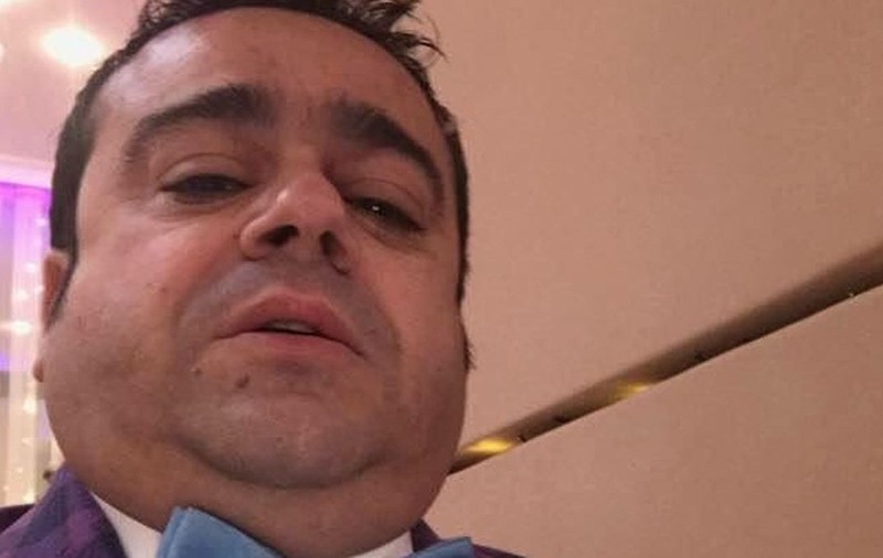 Adrian Minune, jefuit în plină zi. Artistul a rămas fără două telefoane și suma de 2.400 de euro. „Oprește banii și cu asta basta”