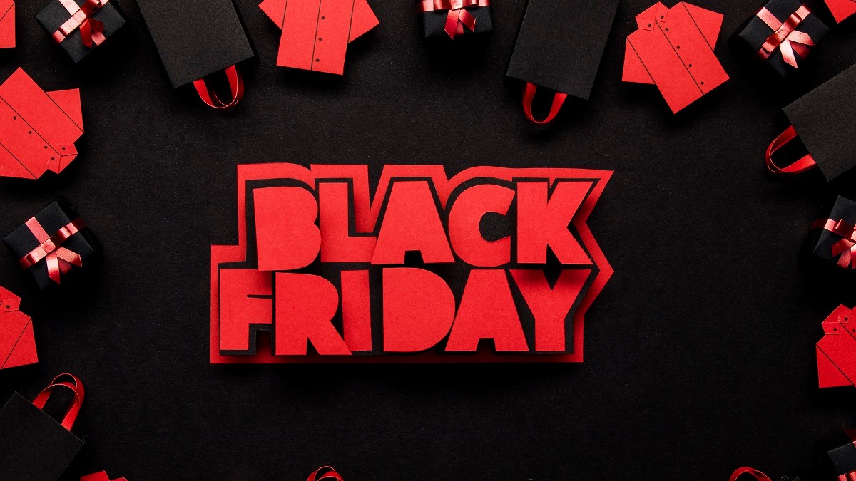 Black Friday 2024 la eMAG- Logo-ul Black Friday este scris cu rosu pe un fundal negru, iar pe margini sunt imagini cu camasi rosii, cutii de cadouri negre cu funde rosii si pungi negre