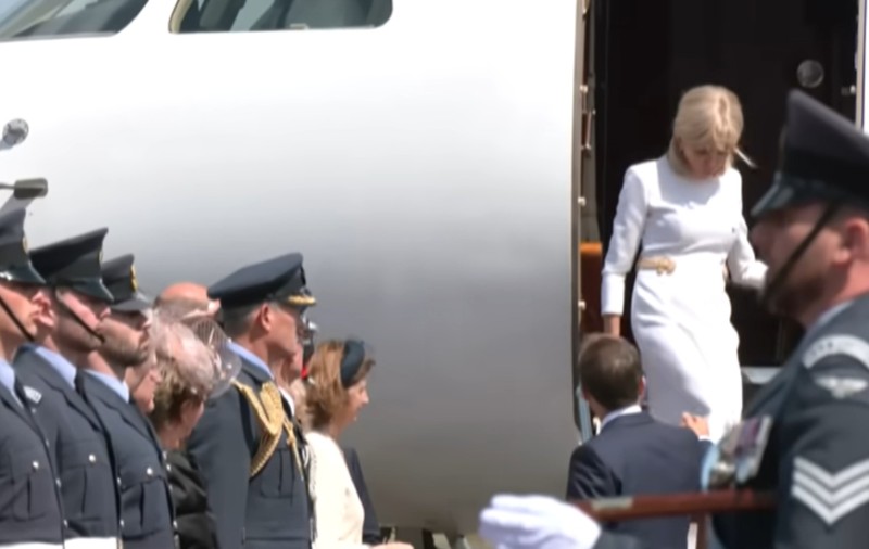 Momentul stânjenitor în care Brigitte Macron îl ignoră pe Emmanuel Macron, la sosirea în Marea Britanie. Ce gest a vrut să facă președintele Franței I VIDEO  