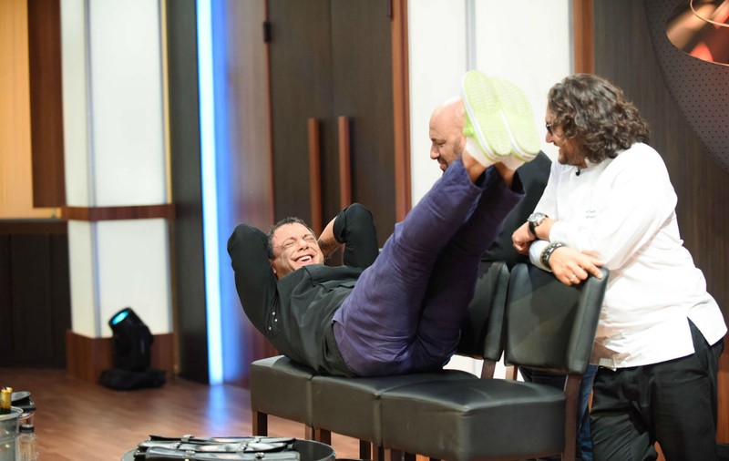 Chefi la cuțite. Ce pedepse fizice și-au aplicat jurații pe platoul de filmare