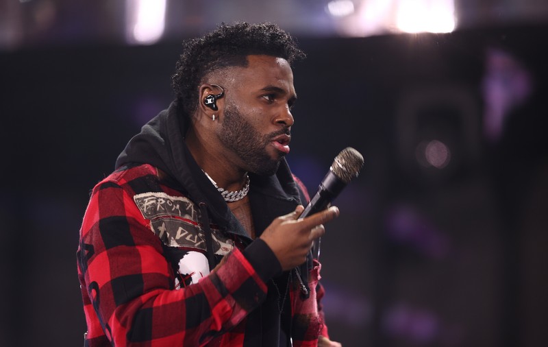 Cântărețul Jason Derulo, acuzat că s-a luat la bătaie cu mai mulți bărbați după ce a fost înjurat