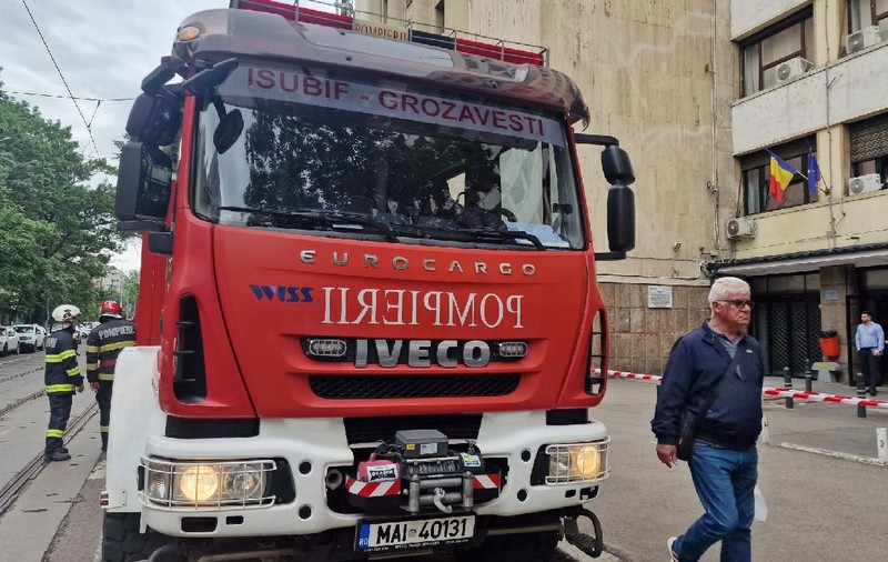 Reprezentanții firmei Kronlift care a făcut revizia susțin că liftul din Ministerul Transporturilor nu s-a prăbușit: „A depășit stația parter, se poate întâmpla să se oprească mai brusc”. ISCIR îi contrazice: „A căzut de la etajul 4”