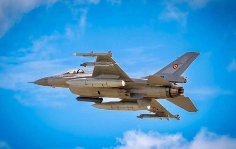Un avion F-16 al MApN, care survolează România