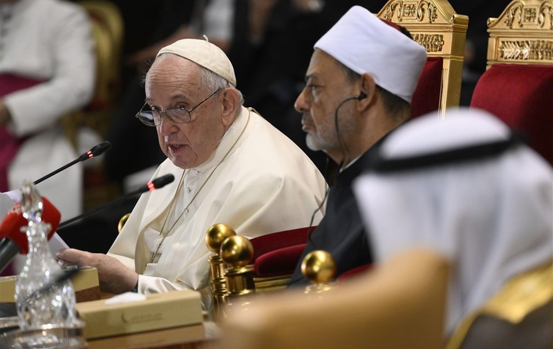 Papa Francisc avertizează că lumea se află „pe marginea unei prăpastii delicate" și face apel la evitarea unui nou Război Rece