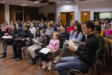 Spectatorii au primit caiete cu textele cântecelor. | Foto: Eli Driu / Libertatea