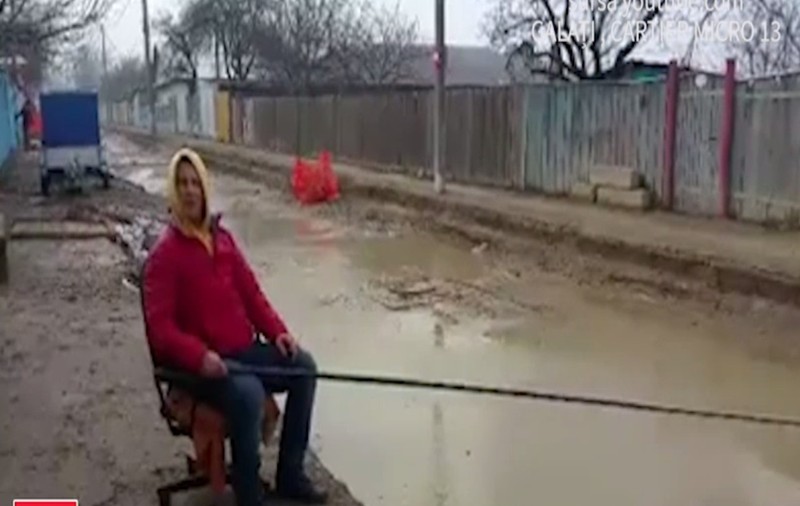 MORI DE RÂS! Un gălățean dă la pește într-o băltoacă formată în mijlocul străzii | VIDEO