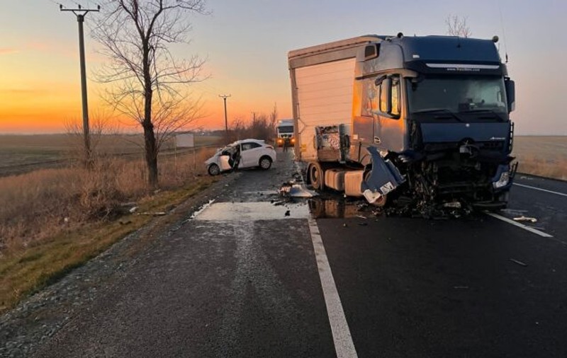 Trei oameni au murit după ce mașina în care se aflau s-a ciocnit cu un TIR, în județul Ialomița