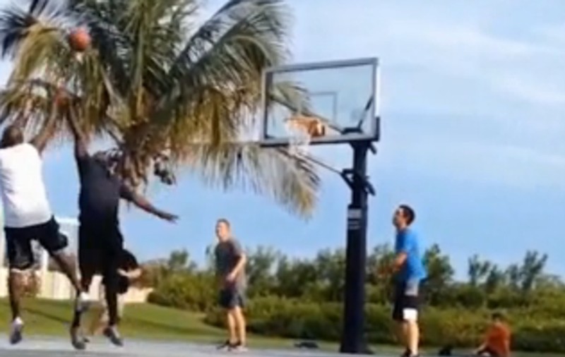 Legendele au făcut show în Bahamas! Michael Jordan și Tom Brady s-au dat în spectacol pe terenul de baschet