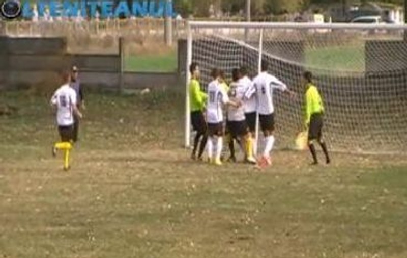 Un arbitru din Liga a V-a, fugărit şi bătut pe teren | IMAGINI INCREDIBILE