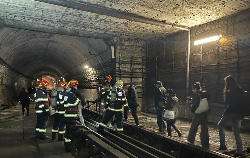 Călători evacuați prin tunel la metrou, după o defecțiune a unui tren între stațiile Grivița și Basarab