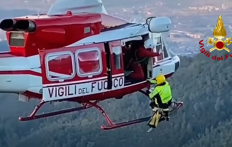 Câine salvat cu elicopterul, după ce a căzut 100 de metri în gol de pe o stâncă, în Italia | VIDEO