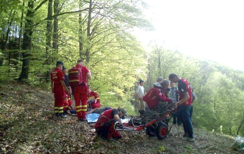 Un bărbat se află între viață și moarte după ce și-a înfipt drujba în cap!