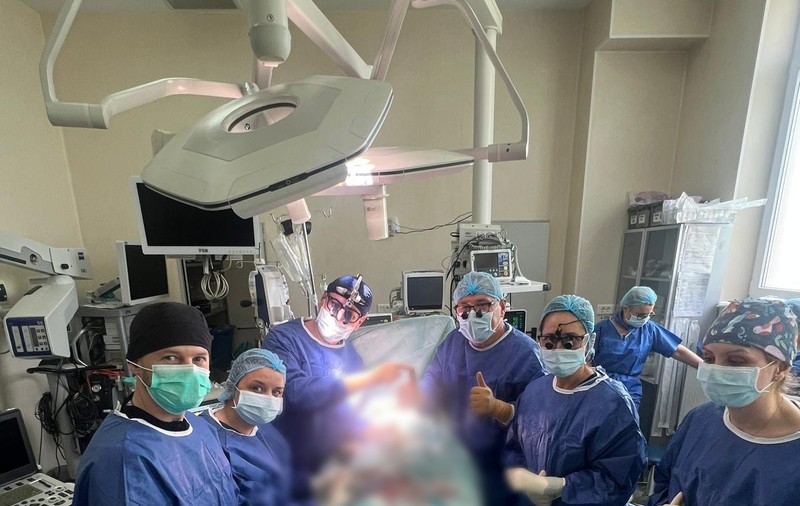 Record absolut în transplant reușit de prof. dr. Vlad Brașoveanu: un copil de numai 11 luni a primit ficatul tatălui său