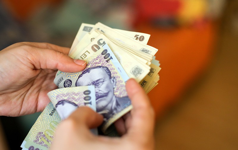Leul românesc, cea mai slabă evoluție dintre monedele din Europa de Est și analiștii cred că va mai scădea