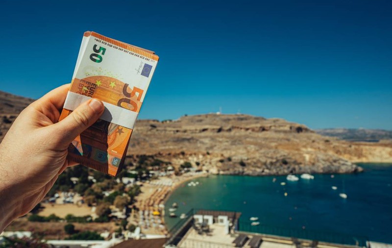 Câți bani cash e bine să aibă românii la ei când pleacă în vacanță în Grecia, Turcia sau Albania. Greșeala care poate scumpi concediul