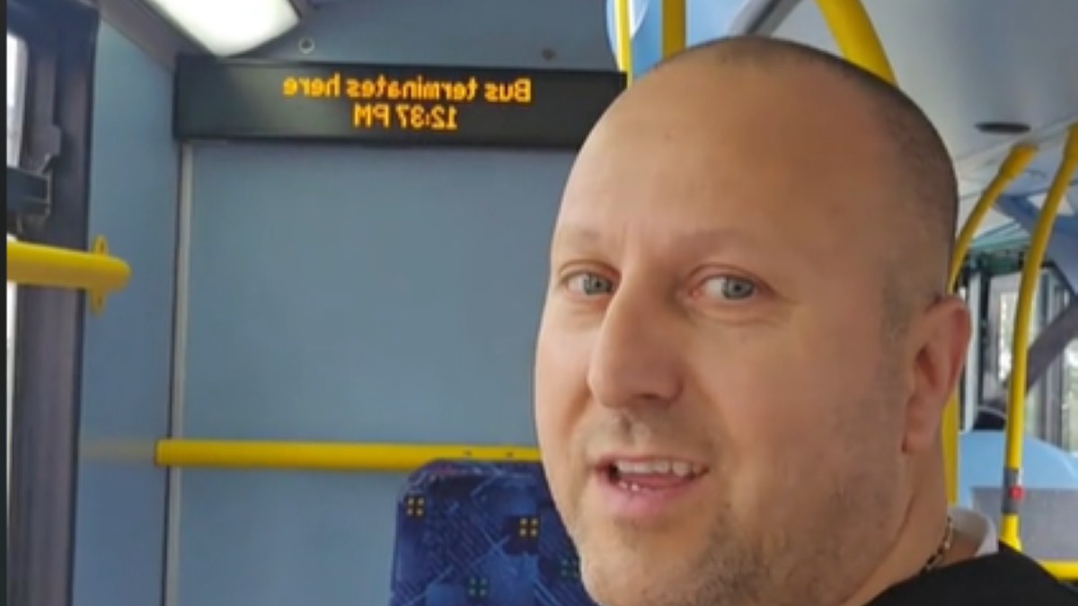 Un șofer român de autobuz din Londra anunță că o călătorie va costa 3 lire. Foto Captură video TikTok/ @costelusraimondobob