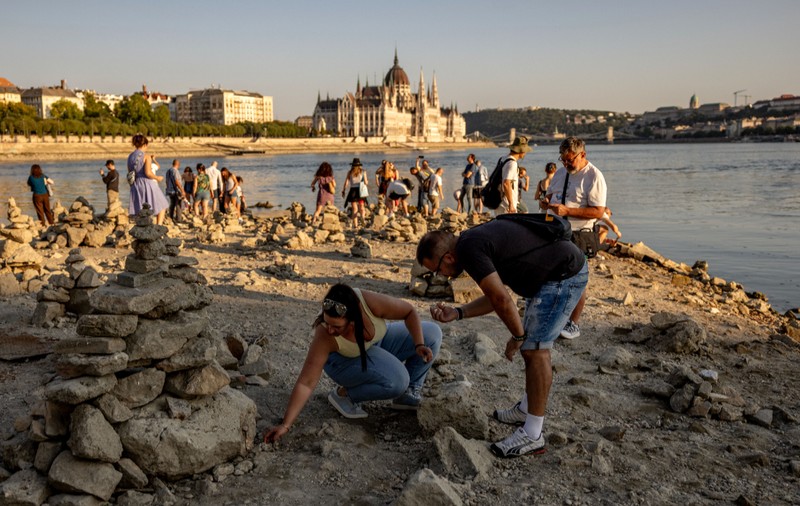 Un bărbat a găsit o piatră ciudată în Dunărea secată, care ar putea fi un proiectil de catapultă vechi de până la 2.000 de ani