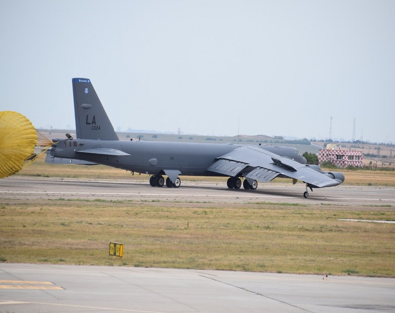 Două bombardiere strategice B-52 Stratofortress, în premieră în România: ce capabilități au și în ce războaie au fost folosite avioanele istorice